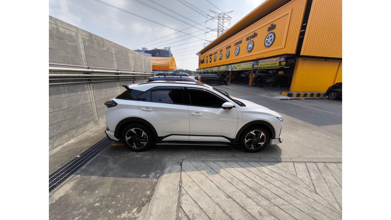 รถไฟฟ้า EV Side View 3